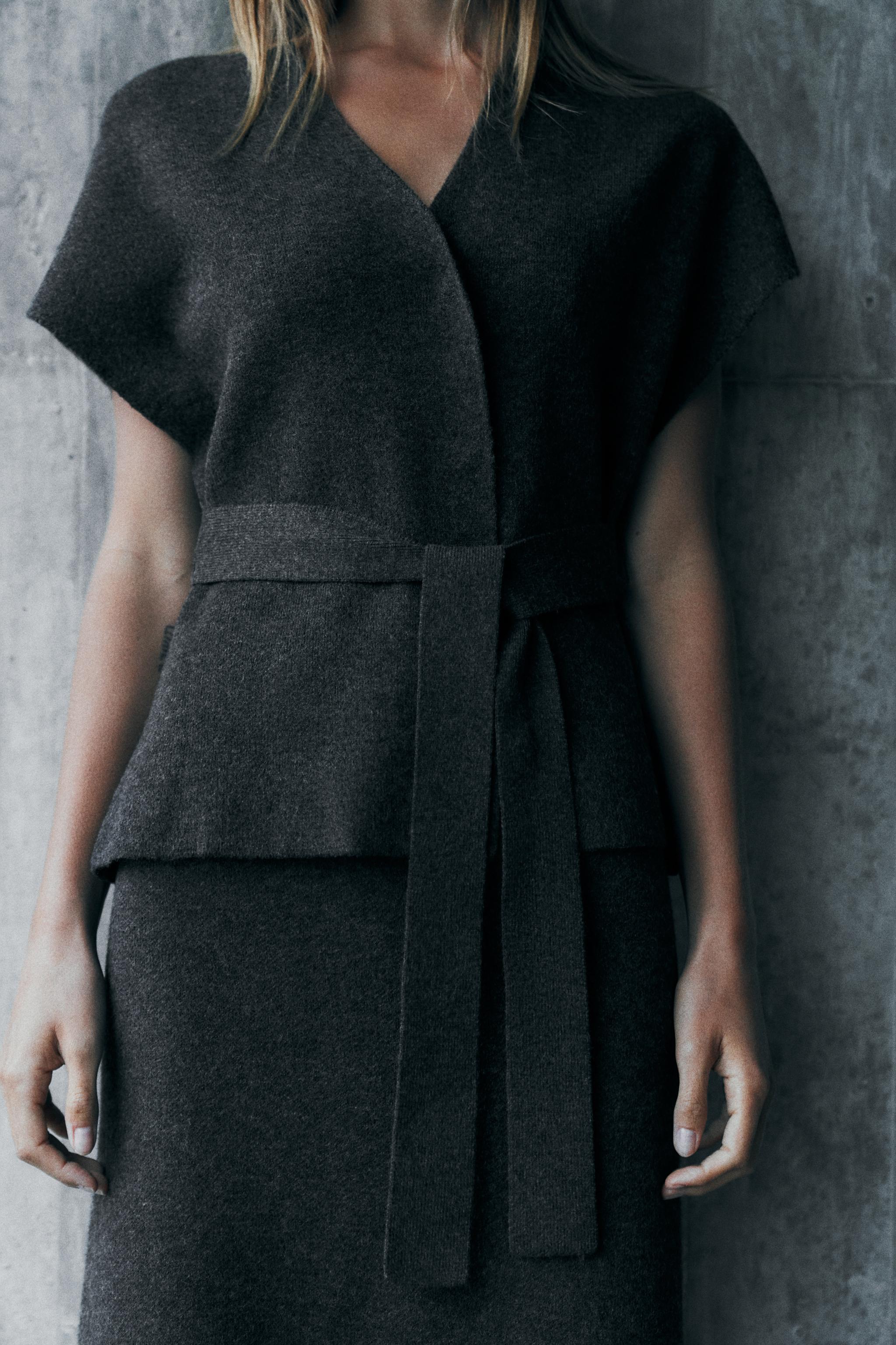 GILET EN MAILLE AVEC CEINTURE